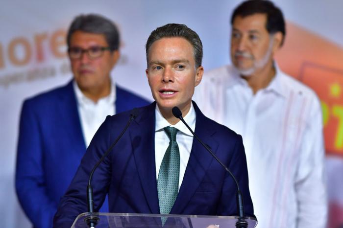 politician pe scenă