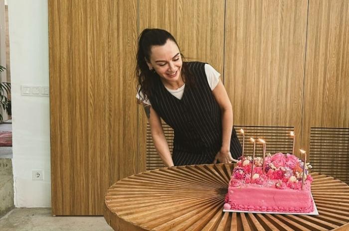 actriță lângă o masă