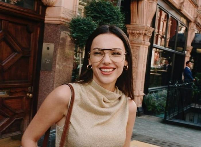 actriță zâmbește