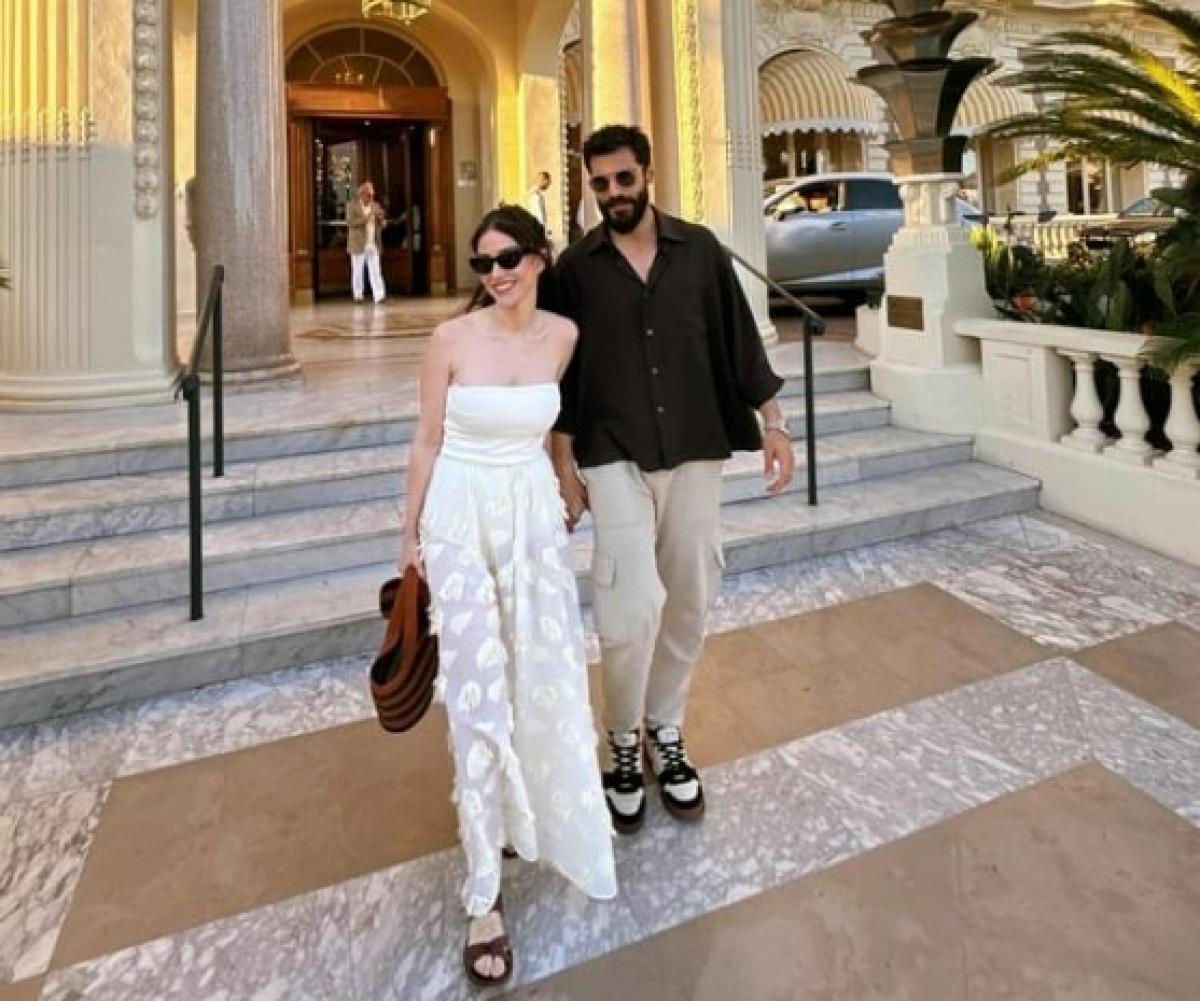 actori stau unul lângă celălalt