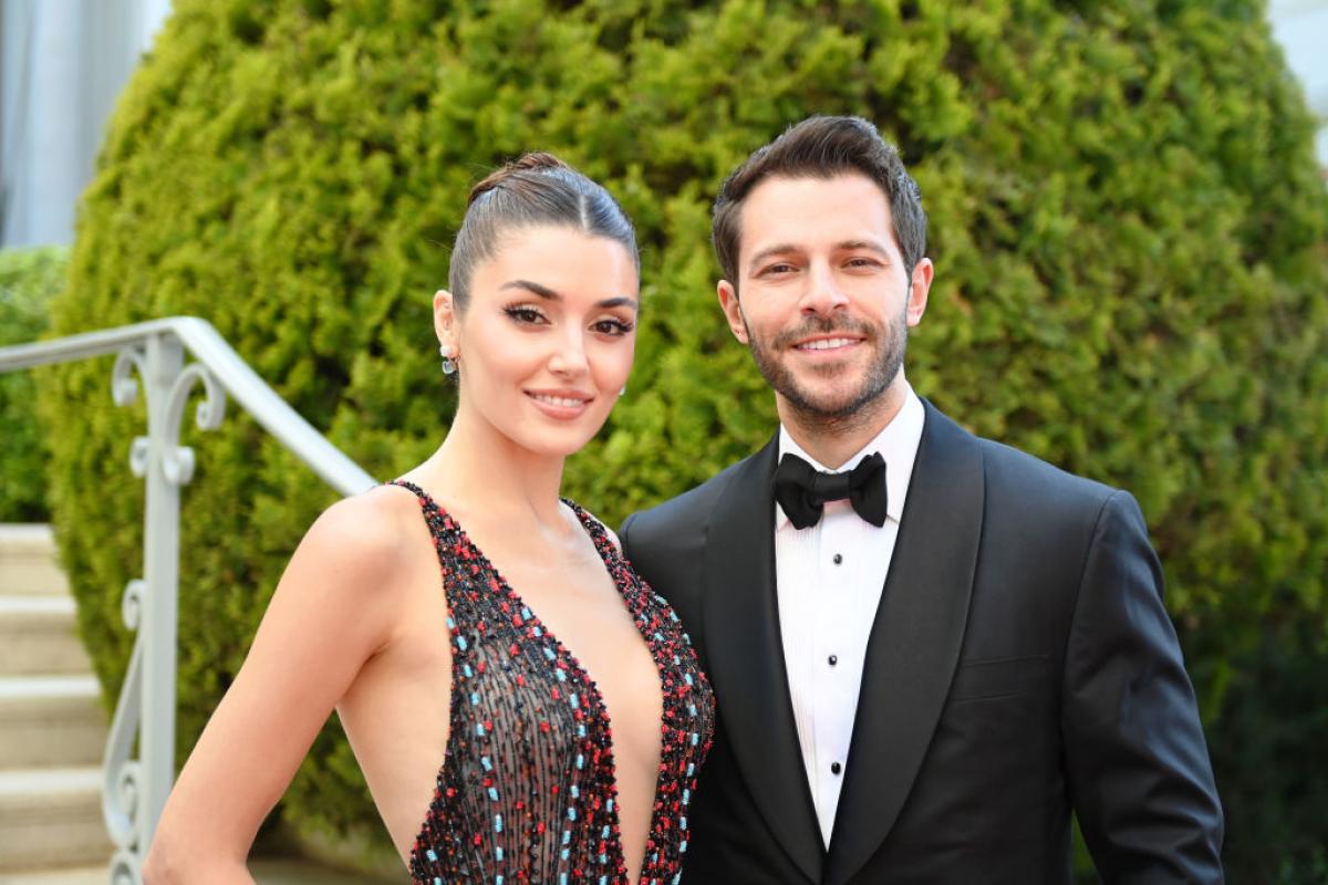 îndrăgostiți stau unul lângă celălalt