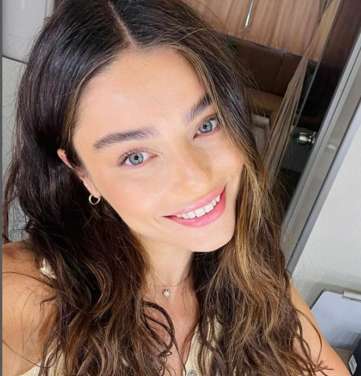 actriță zâmbește