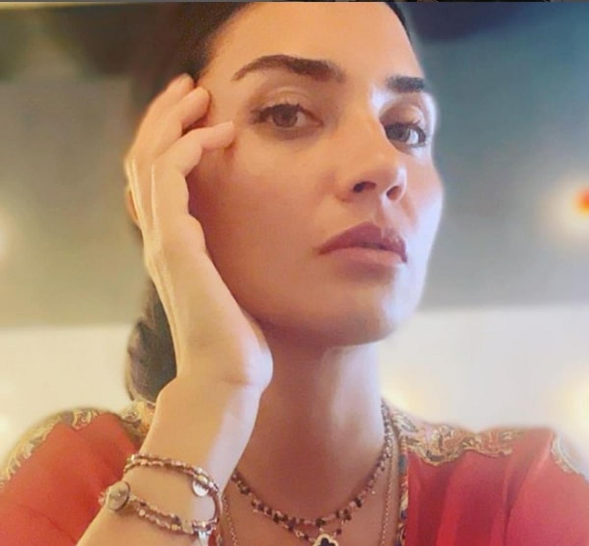 actriță stă în fața camerei