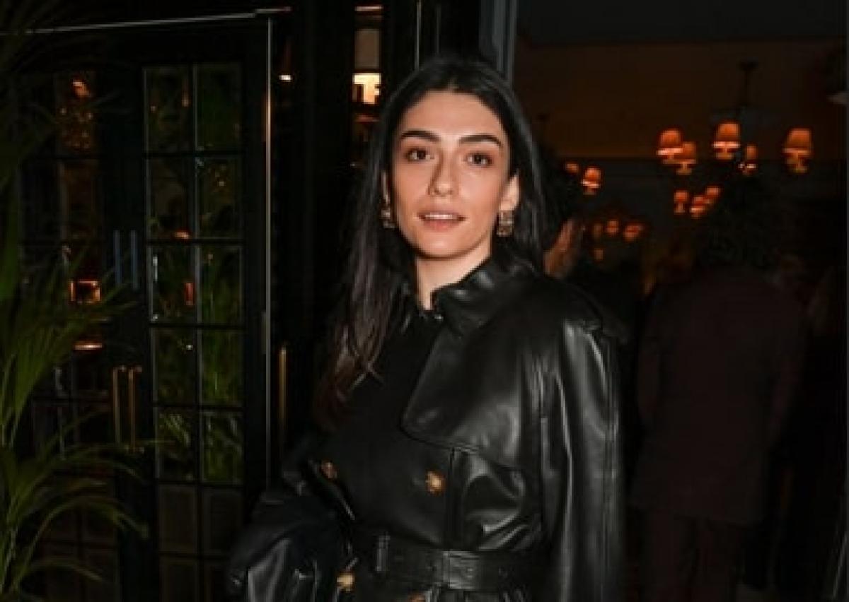 actriță poartă un palton negru