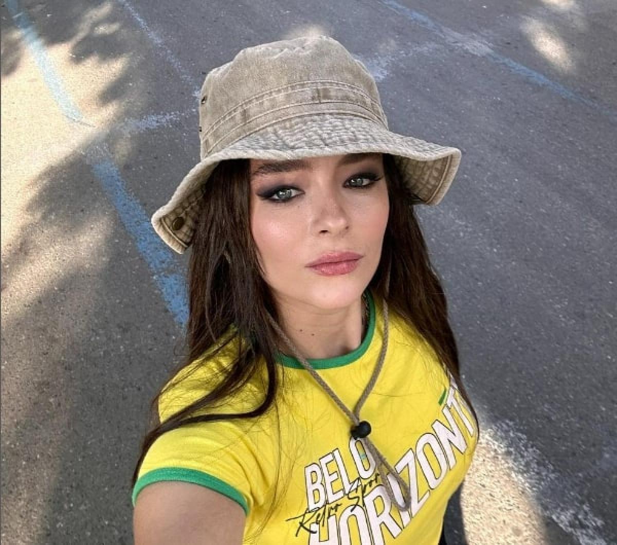 actriță pe stradă