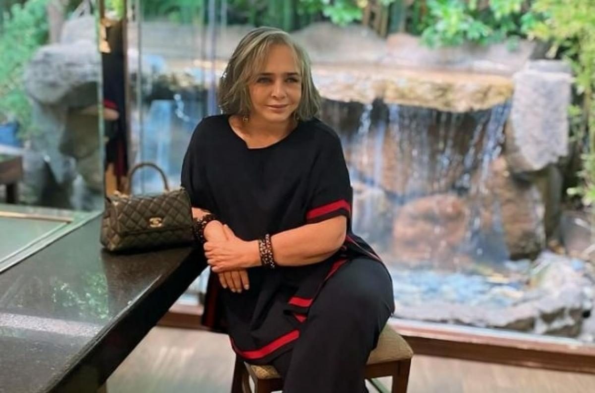 actriță poartă un costum negru