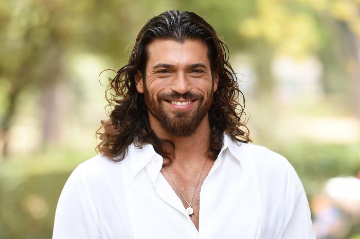 actor zâmbește