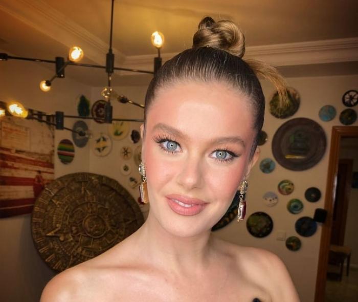 actriță zâmbește