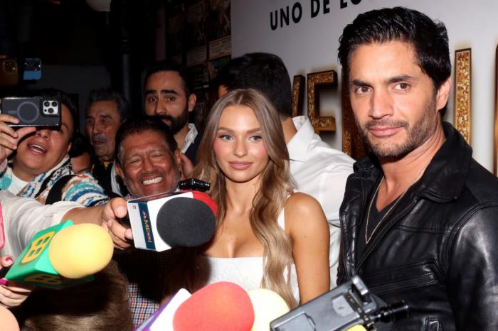 actori stau unul lângă celălalt