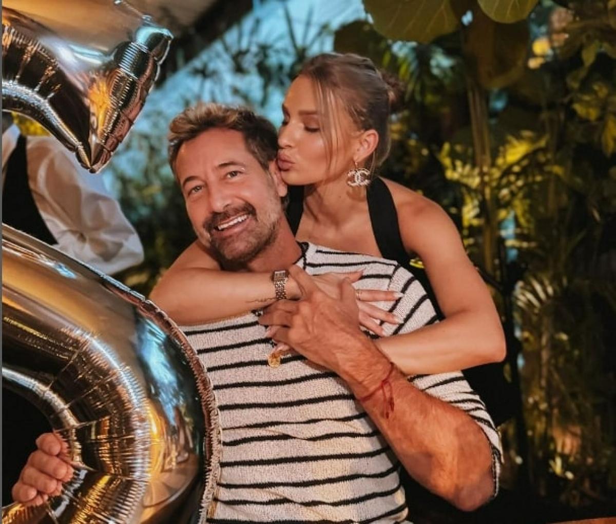 actori stau unul lângă celălalt