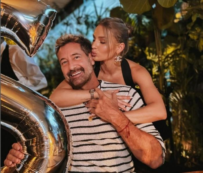 actori stau îmbrățișați