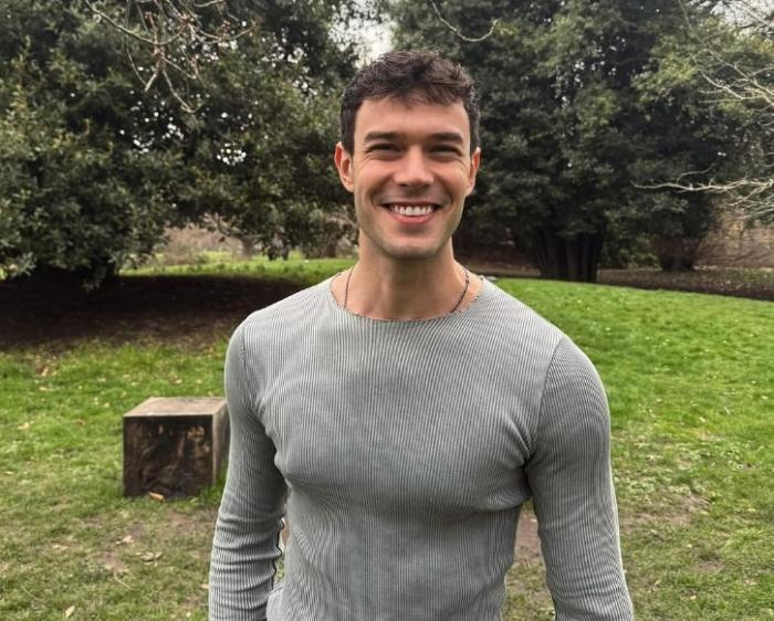 actor zâmbește