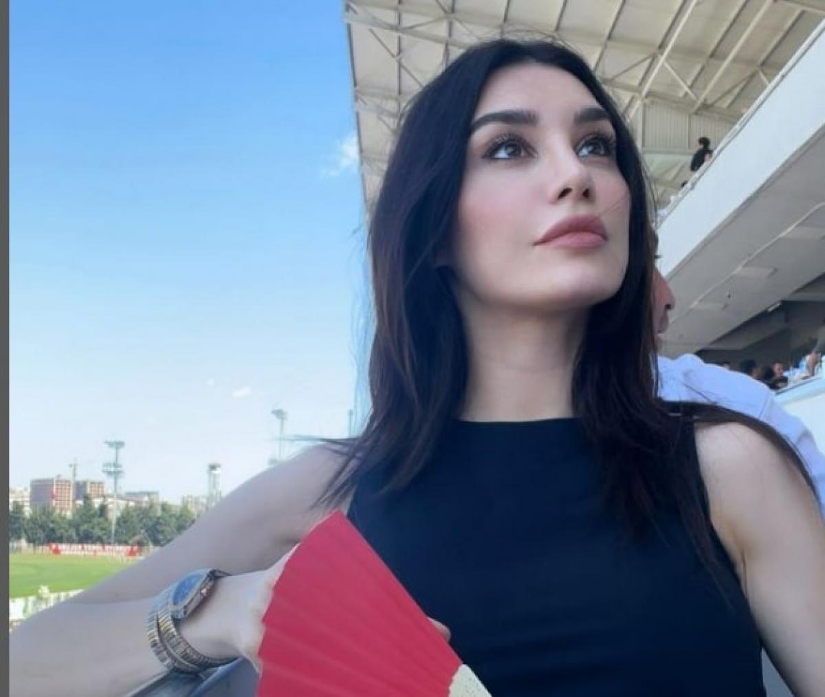 actriță zâmbește