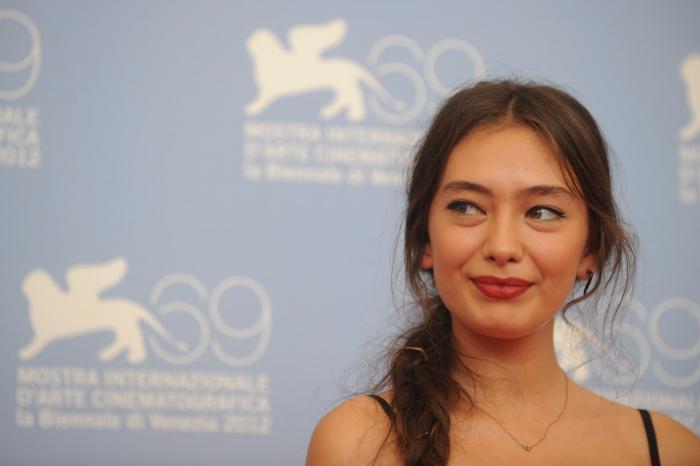 actriță zâmbește