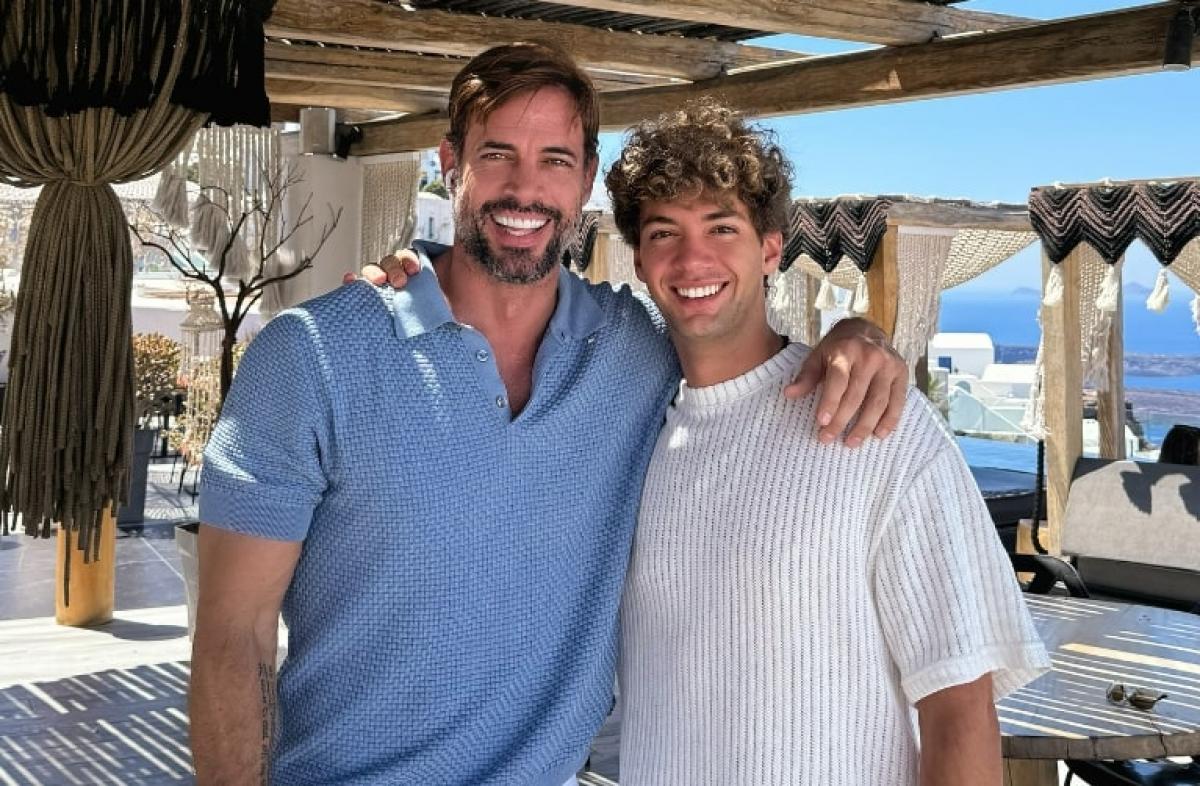 familie stă îmbrățișată