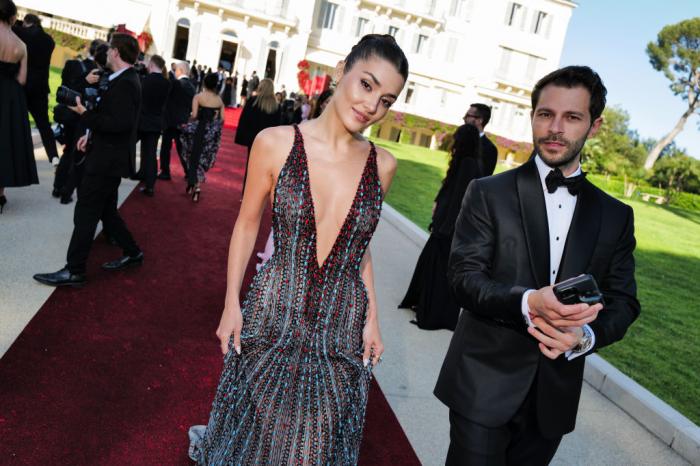 cuplu pe covorul roșu