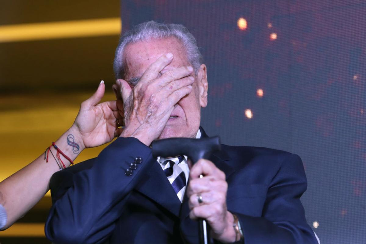 actor cu mâna pe față