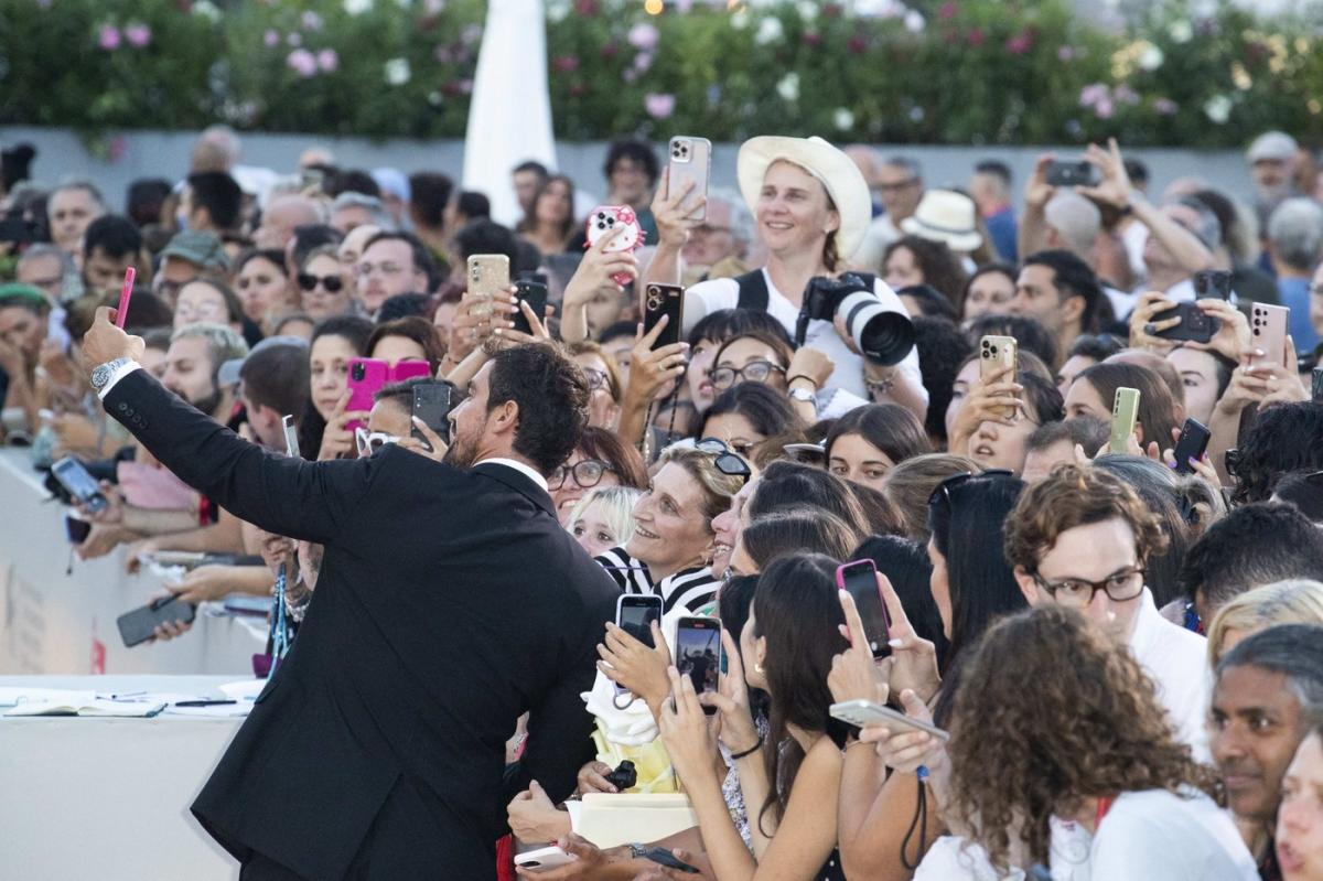 actori pe platourile de filmare