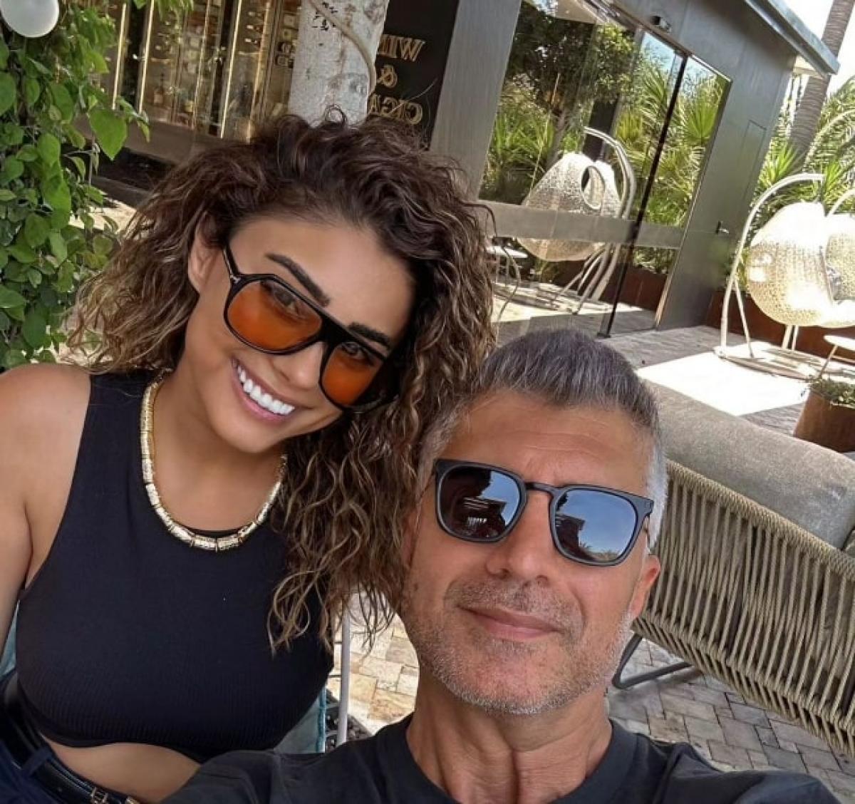 actori stau unul lângă celălalt