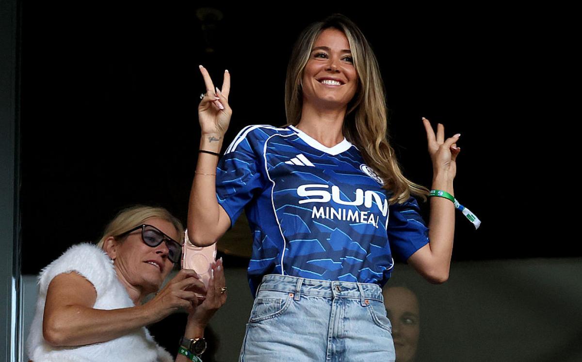 Diletta Leotta poartă o pereche de blugi și un tricou albastru și are părul desprins