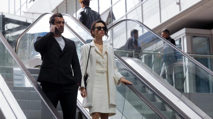 Ibrahim Celikkol și Birce Akalay stau unul lângă celălalt