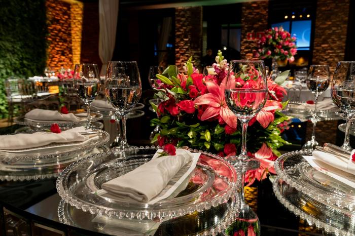 masă cu diverse pe ea