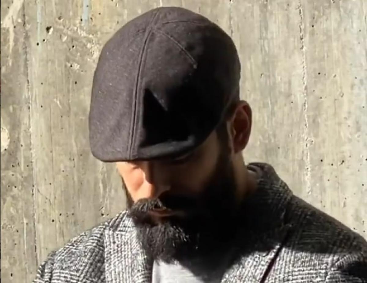 actor cu barbă care poartă o pălărie