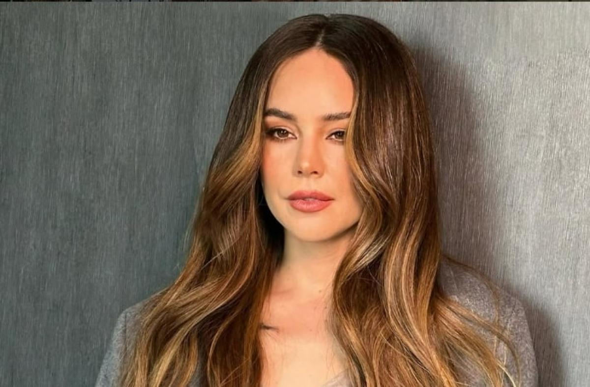 camila sodi poartă părul desprins