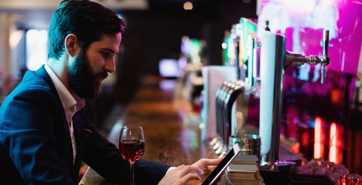 bărbat în fața unor ecrane