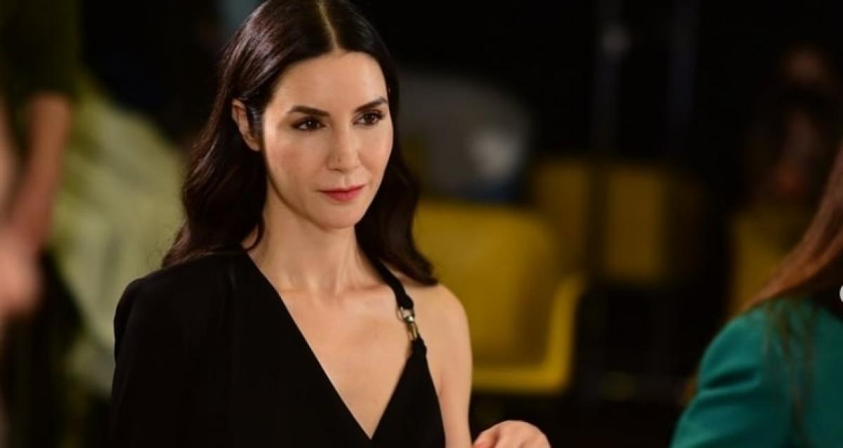 ahu yagtu poartă o rochie neagră pe un fundal închis la culoare