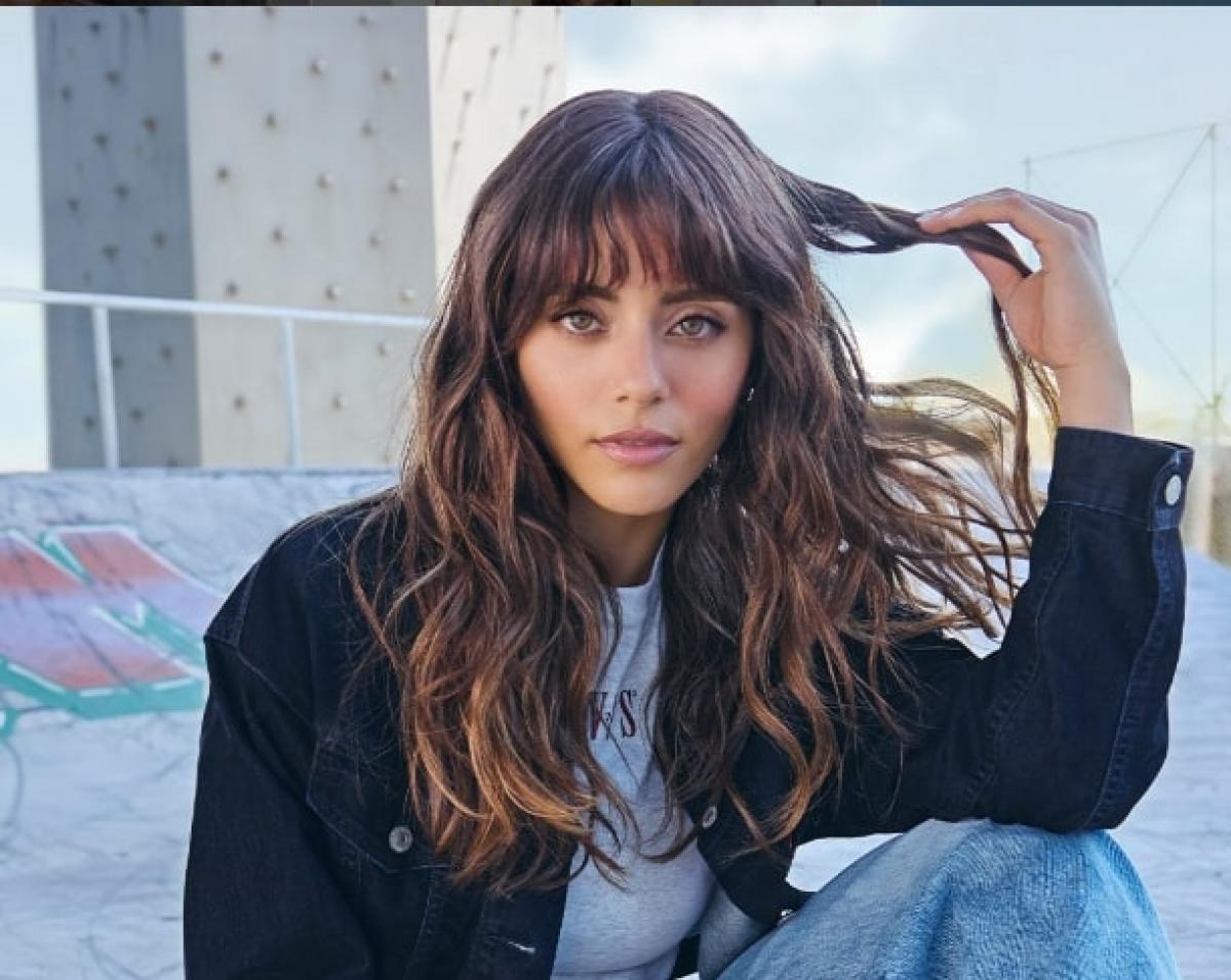 sila turkoglu poartă breton și părul lung, desprins