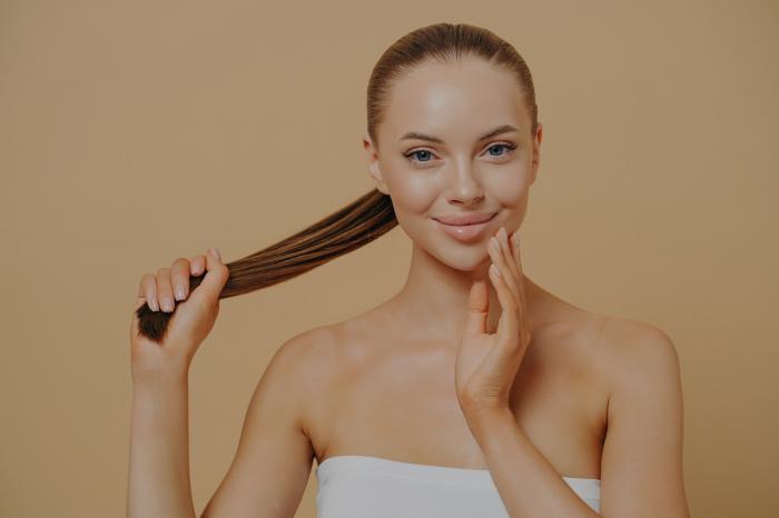 fată cu părul prins într-o coadă de cal