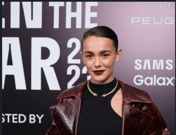 Hafsanur Sancaktutan poartă părul prins în coc și ruj pe buze