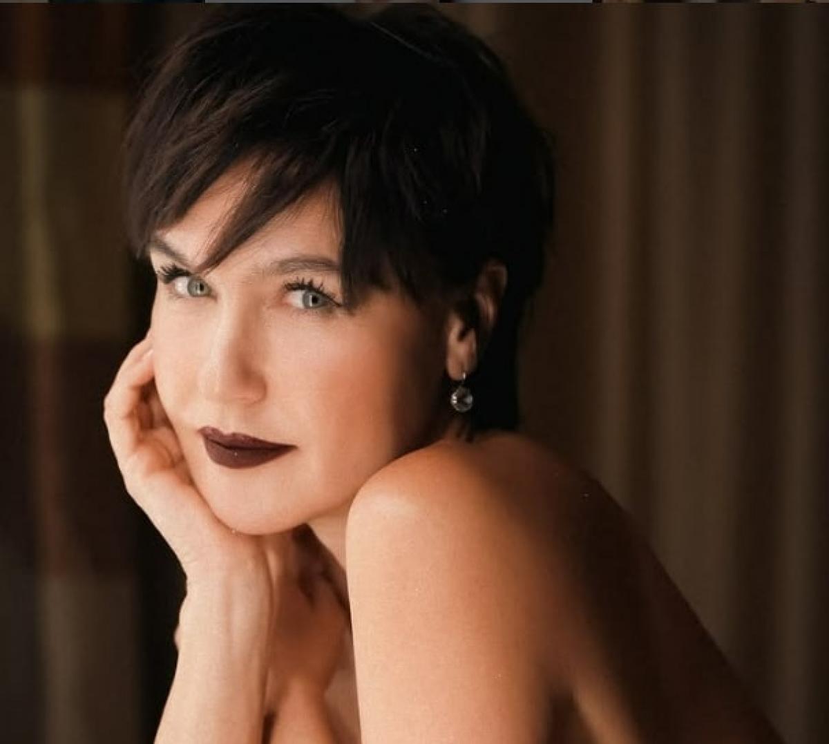 Șevval Sam poartă părul scurt și ruj închis închis la culoare