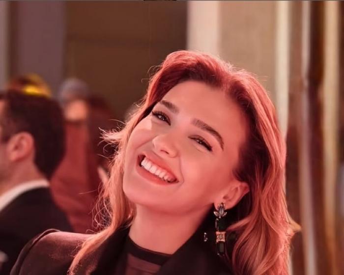 Melisa Dongel are părul lung și zâmbește