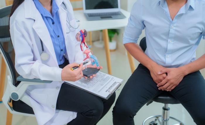 doctor și pacient intr-o incapere luminoasa