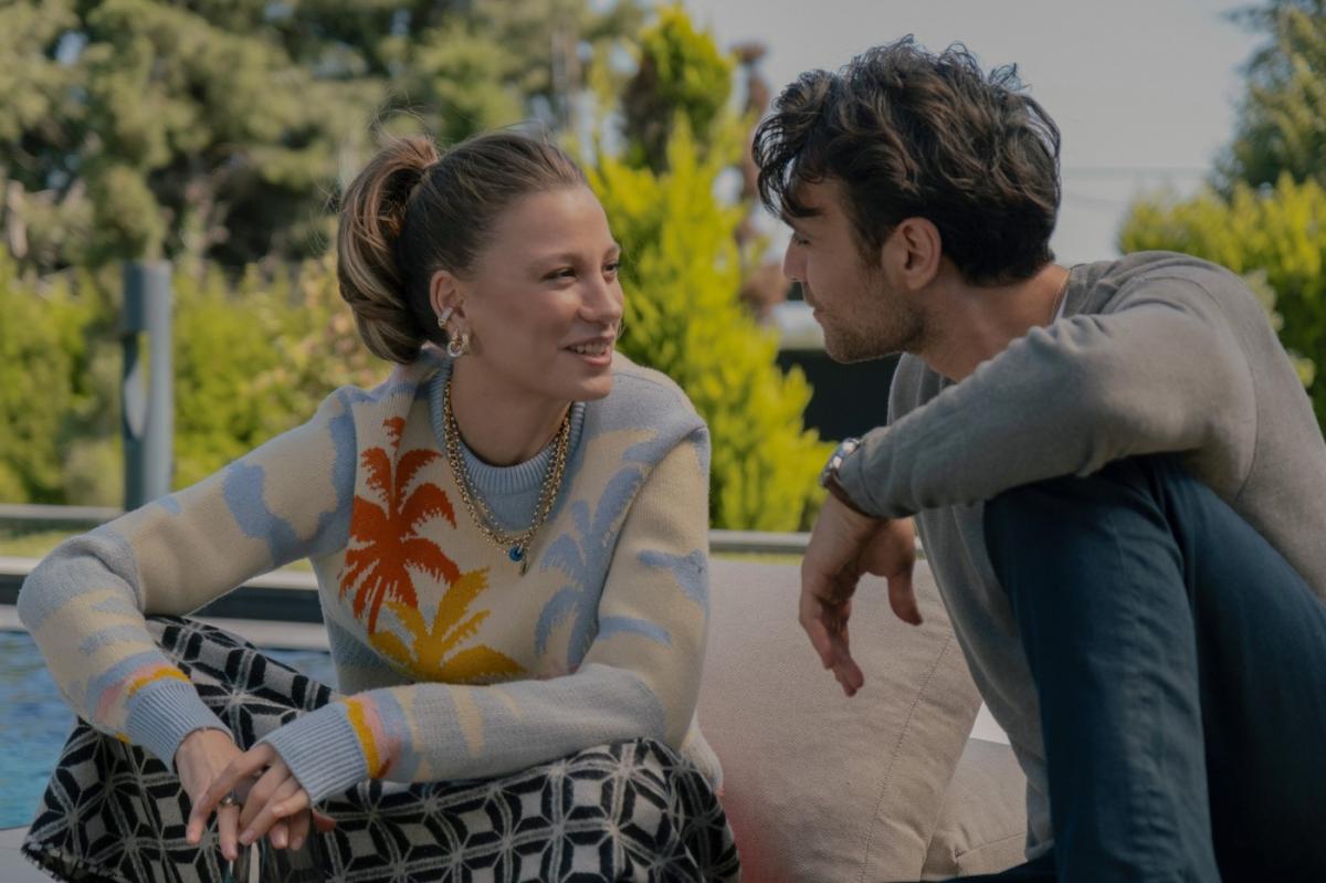 Serenay Sarikaya se uită la colegul actor