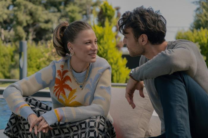 Serenay Sarikaya se uită la colegul actor