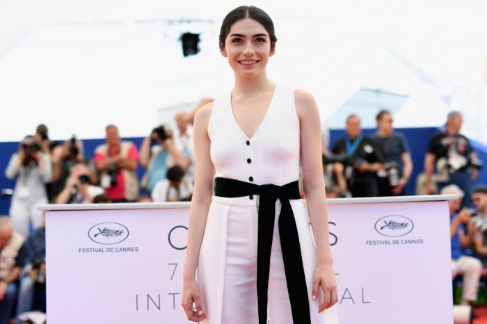 Actrița poartă o rochie lungă fără mâneci