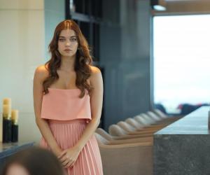 Afra Saraçoğlu își sărbătorește ziua de naștere. Vedeta a fost surprinsă de prieteni