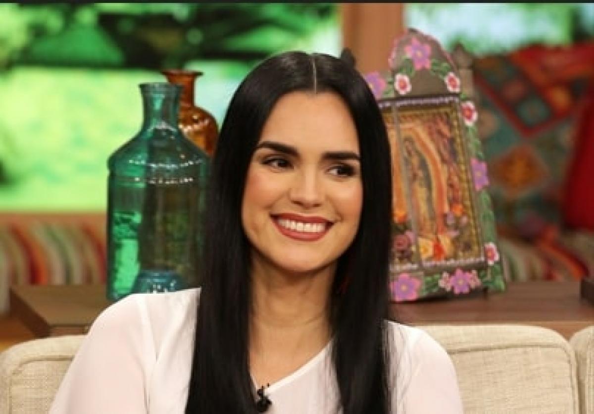 Scarlet Ortiz zâmbește și are părul lung și negru