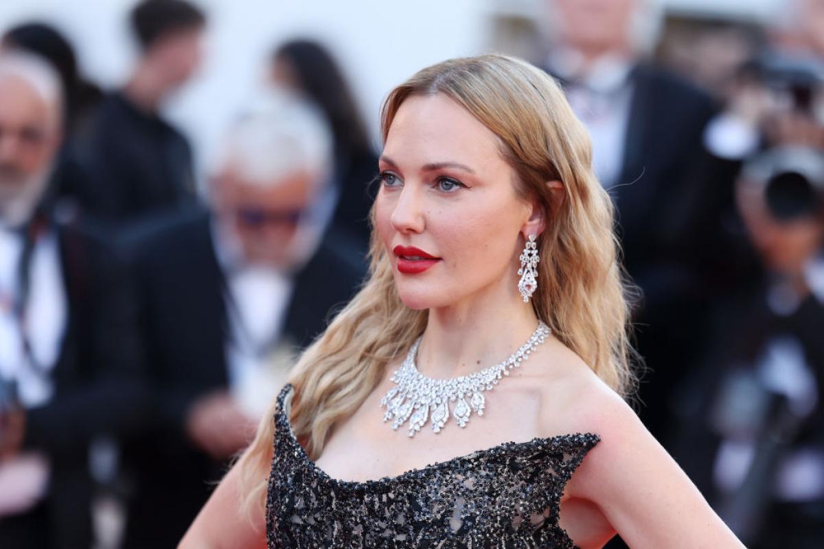 Meryem Uzerli poartă o rochie fără mâneci și părul desprins