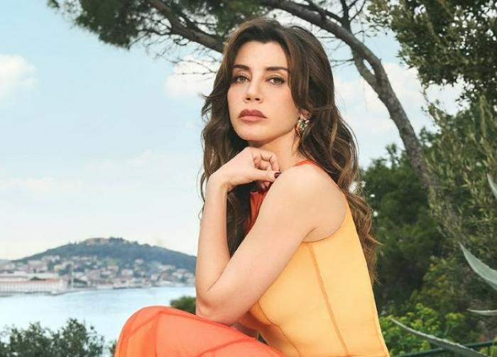 Gokce Bahadir poartă o rochie fără mâneci