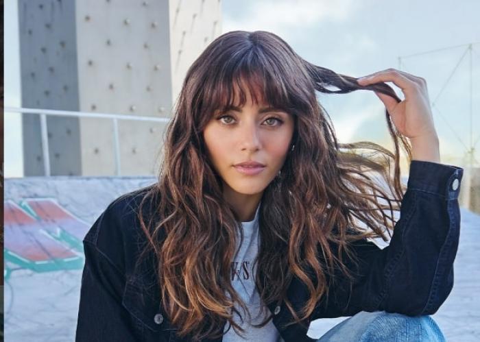 Sila Turkoglu poartă părul lung desprins