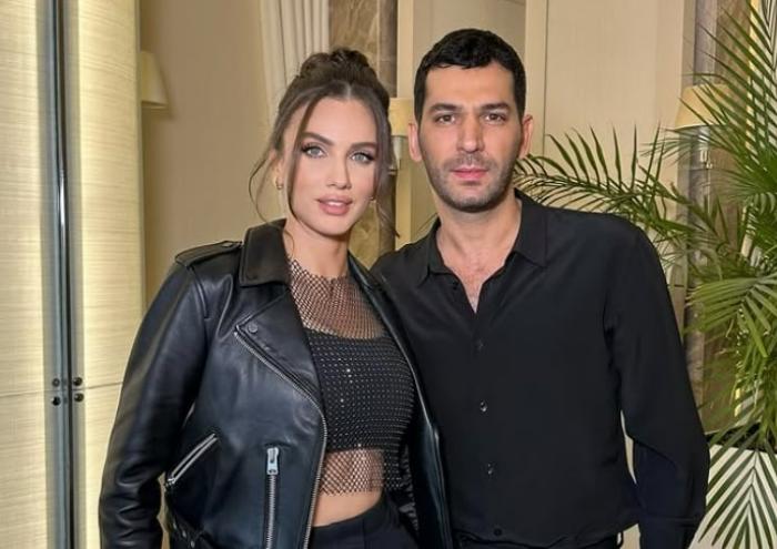 actori stau unul lângă celălalt