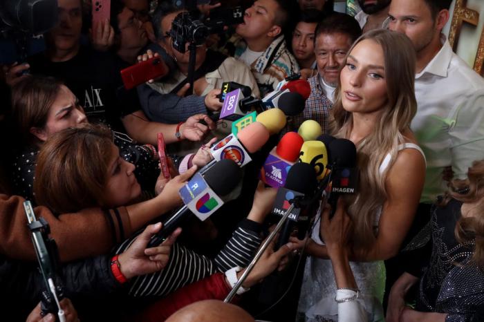 actriță în fața microfoanelor