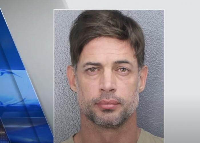 actor se uită în cameră