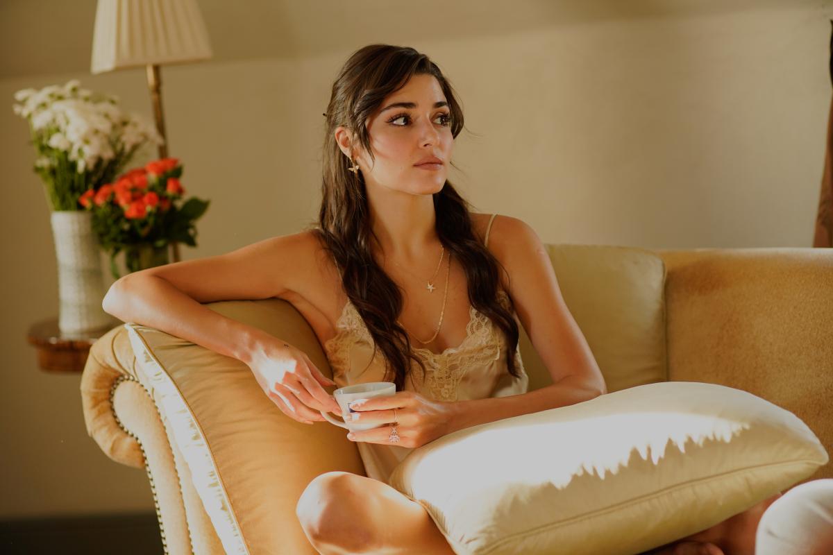 actriță stă pe canapea