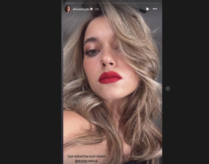 actriță cu părul desprins