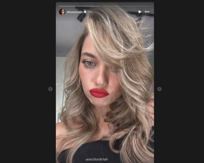 actriță cu părul desprins